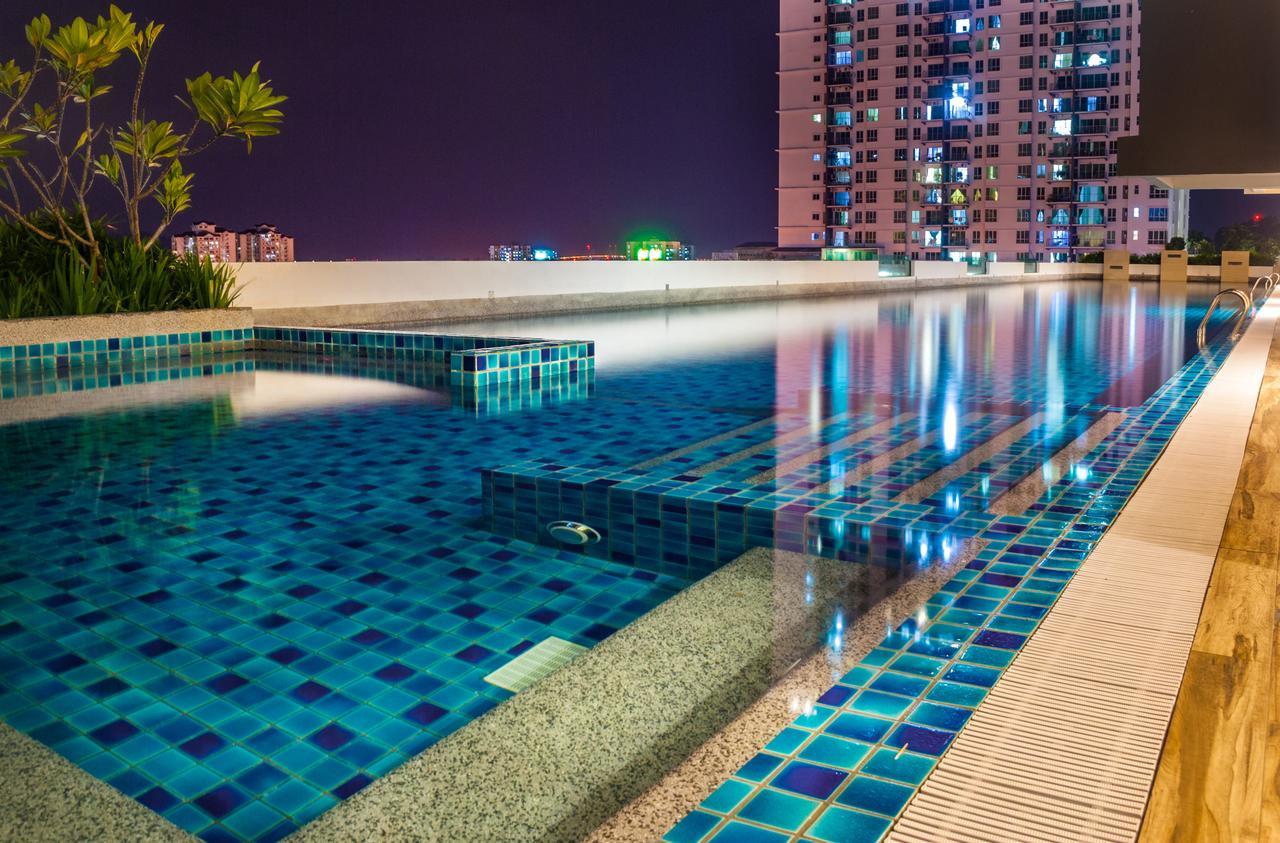 Lazy Traveler'S Suite By D Imperio Homestay ジョージタウン エクステリア 写真